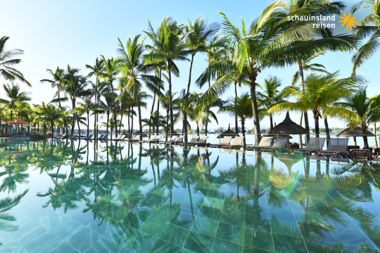 Beachcomber Hotelanlage am Strand, Palmen spiegeln sich im Pool